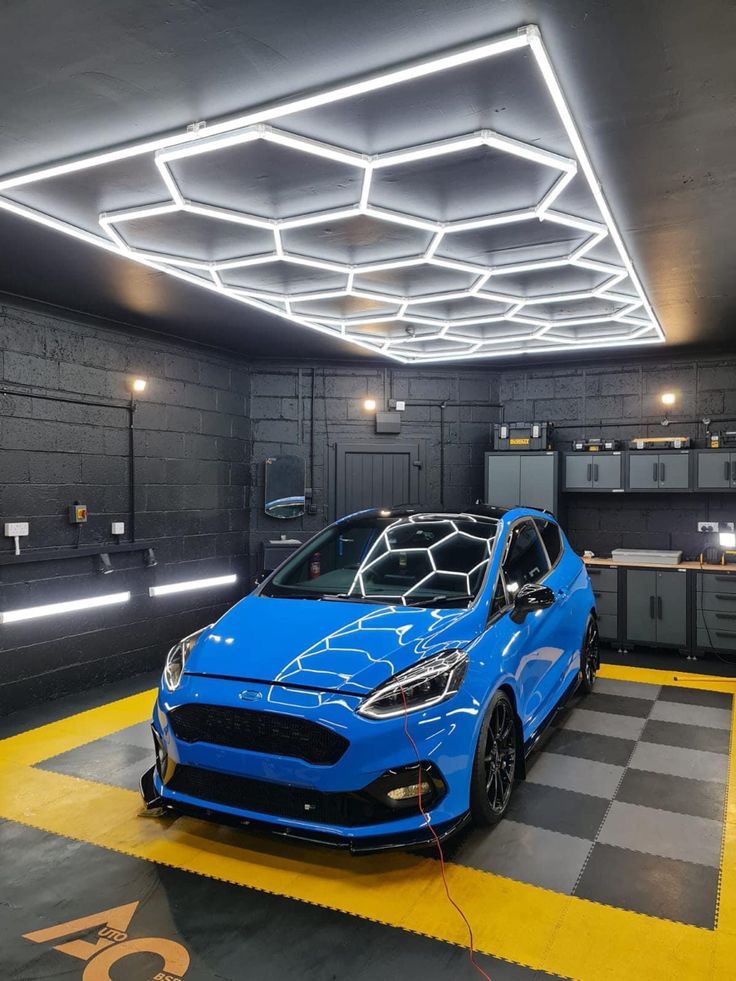 Estética automotiva com iluminação hexagonal e carro azul