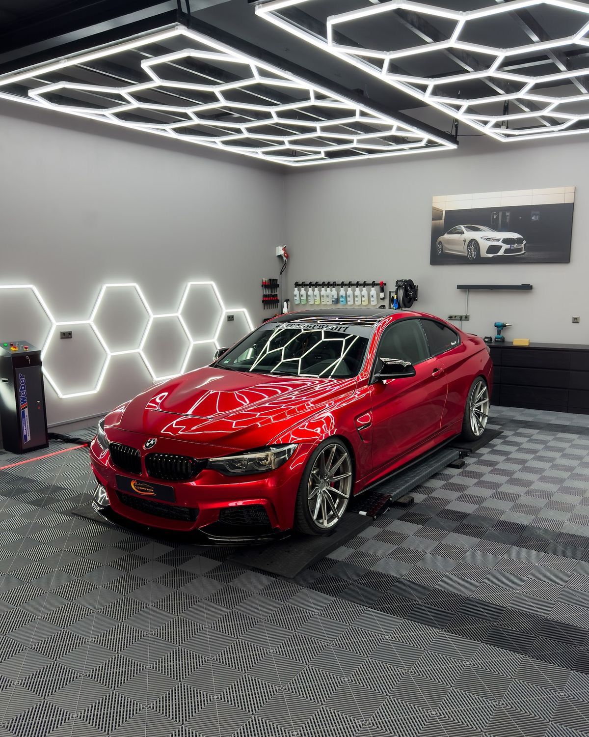 BMW vermelho em centro de detalhamento premium
